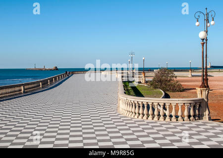 Belle vue sur la célèbre Terrazza Mascagni sur le front de mer de Livourne, Toscane, Italie Banque D'Images
