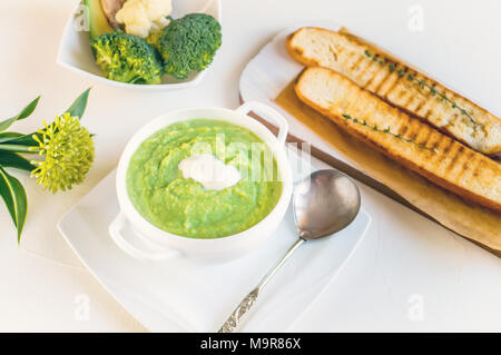 Soupe crème de brocoli, chou-fleur à l'avocat et de crème fouettée sur une table en bois. La vue du sommet. Banque D'Images