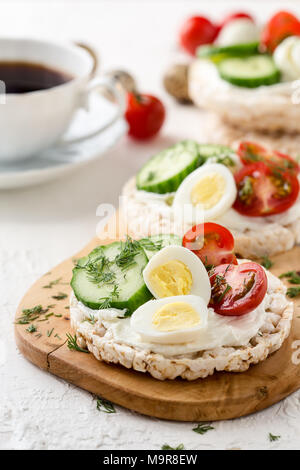 Les sandwiches ouverts de gâteaux de riz au fromage à la crème , légumes et oeuf de caille, petit-déjeuner sain Banque D'Images