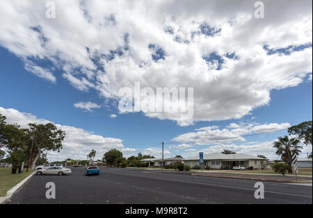 À l'ouest le long de l'autoroute Cunningham, une route importante dans le sud du Queensland. Banque D'Images