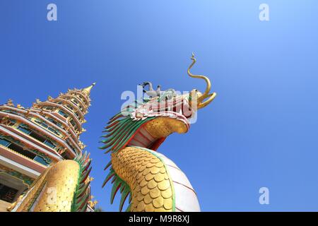 Dragon chinois coloré de style chinois à la pagode d'or against blue sky background Banque D'Images