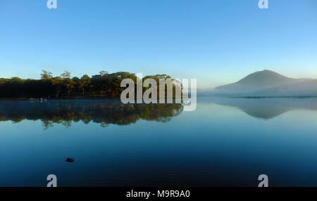 Calme, calme, paisible paysage de du lac than Tho, Da Lat, ville tôt le matin, dans la forêt de pins de refléter sur l'eau faire vue romantique pour l'écotourisme Banque D'Images