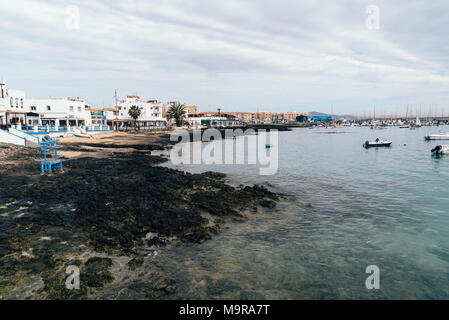 Bord de mer et port de Corralejo Bay à Fuerteventura Banque D'Images