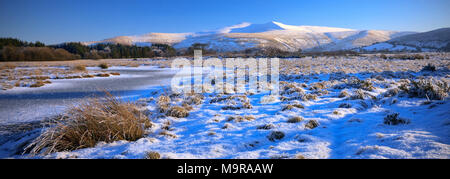 Pen Y Fan & montagnes du maïs commun Illtyd Mynydd Powys Brecon Beacons au Pays de Galles en hiver Banque D'Images