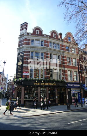 Le Cambridge pub à Londres, Charing Cross Road, WC2, en Angleterre. Banque D'Images