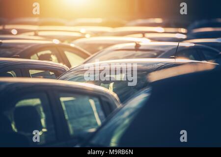 Lot concession pleine de voitures. L'industrie de la vente automobile. Tout neuf et d'occasion Certifié Véhicules à vendre. Banque D'Images