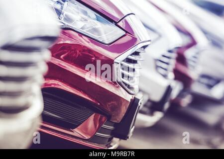 Concept de l'industrie automobile. Nouvelle ligne de production de voitures. De tout nouveaux véhicules sur le lot d'usine. Banque D'Images