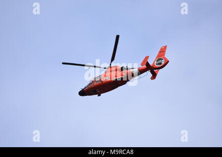 La Garde côtière des États-Unis un Dauphin HH-65 Eurocopter hélicoptère volant autour de la plage de la vallée du Tennessee à Mill Valley, CA. Banque D'Images