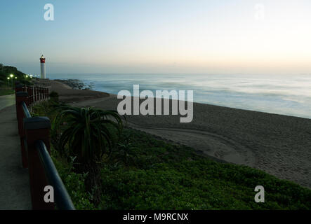 Durban, le KwaZulu-Natal, Afrique du Sud, l'aube, le lever du soleil sur la promenade et plage de plage d'Umhlanga Rocks, paysage Banque D'Images