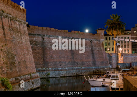 Belle vue de la nuit de la Fortezza Nuova de Livourne dans le district de Venise, Toscane, Italie avec la pleine lune Banque D'Images