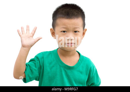 Happy Asian enfant souriant et montrant sa paume. Portrait de jeune garçon montrant des parties du corps isolé sur fond blanc. Banque D'Images