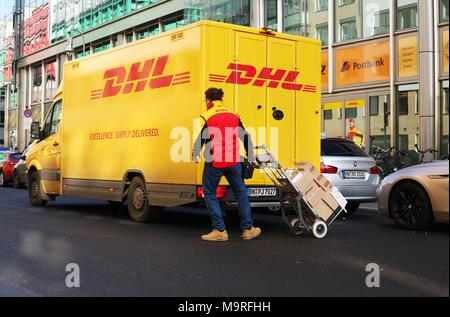 Ein von Paketbote DHL holt dans Berlin am 16.02.2018 Päckchen und demandés une Postannahmestelle von ab. Foto : Wolfram Steinberg/dpa | conditions dans le monde entier Banque D'Images