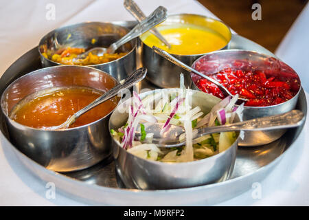 Sélection de sauces, condiments et marinades pour poppadums, épices masala restaurant indien, anciennement Tandoori Kismet, Chipping Ongar, Essex, Angleterre Banque D'Images