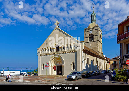 L'Europe, la France, l'Auvergne Rhône cauchemar, Évian-les-Bains, Rue Lac vous, église, Eglis Notre Dame de l'Assomption, le lac de Genève, l'architecture, de la construction, Banque D'Images