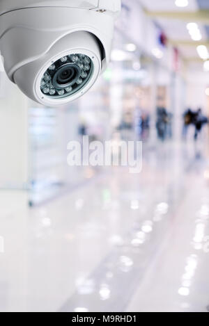 Caméra de surveillance système de sécurité sur un plafond d'un centre commercial ; arrière-plan flou. Banque D'Images