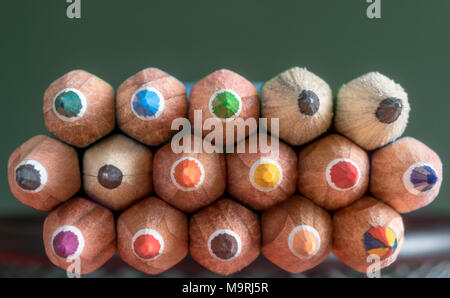 Close-up of multicolor crayons de couleur verte avec tableau noir dans l'arrière-plan, selective focus Banque D'Images