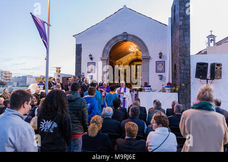 Prêtre célébrant la messe, la communion, l'hôte de donner des pains sans levain, à l'extérieur de l'Ermita de La Viña en vieille ville d'Adeje, Tenerife, Canaries, Spai Banque D'Images