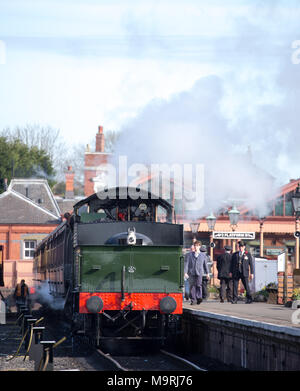Gros plan sur la locomotive à vapeur britannique ancienne qui laisse la vapeur s'échapper pendant que l'équipage se prépare au départ à la gare de Severn Valley Railway Kidderminster. Banque D'Images