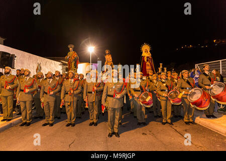 Les membres du Service d'incendie local, en uniforme, qui participent à une procession religieuse, le lundi de la semaine sainte, avec lifesize statues de Jésus Chri Banque D'Images