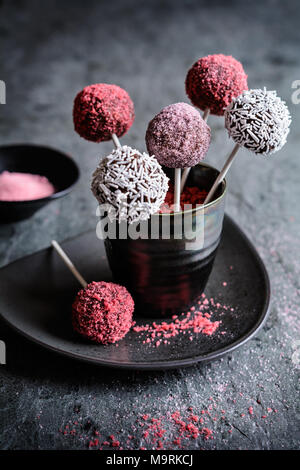 Délicieux Gâteau au chocolat pop décoré de rouge et de blanc sprinkles Banque D'Images