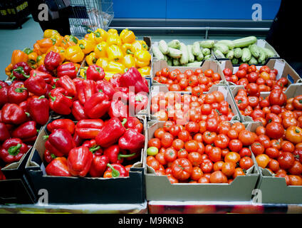 Poivrons rouges et jaunes, les tomates et les courgettes en vente dans le magasin. Banque D'Images