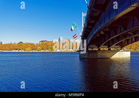 Europe, France, Auvergne, Vichy, Pont de Bellerive, réservoir Allier, pont, pont de Bellerive, feuillage de l'automne, feuilles, brown, arbres, plantes, parc, p Banque D'Images