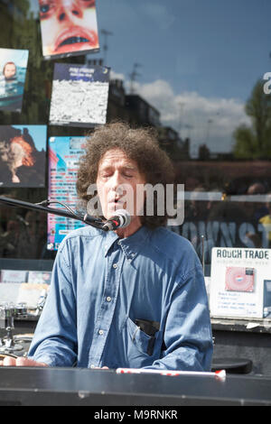 Gilbert O'Sullivan, musicien et chanteur auteur-compositeur irlandais, effectuant à l'extérieur d'un magasin de disques Rough Trade, Londres, le Record Store Day London, UK. Banque D'Images