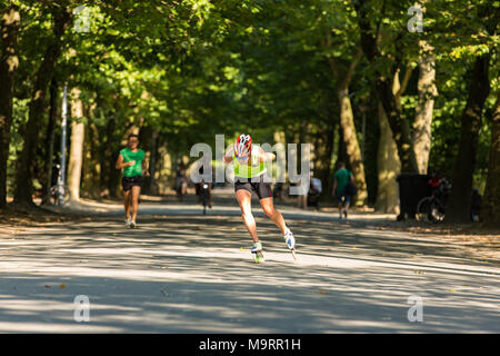 Un roller homme dans le Vondelpark d'Amsterdam aux Pays-Bas. Banque D'Images