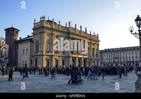 Turin, Italie, Piémont, le 8 décembre 2017. La Piazza Castello, avec des Palais Madama, touristes. Banque D'Images