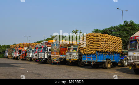 Agra, Inde - Nov 5, 2017. Remorques de camion sur l'aire de repos à Agra, en Inde. L'Agra est l'une des villes les plus peuplés dans l'Uttar Pradesh, et le 24 la plupart des pop Banque D'Images