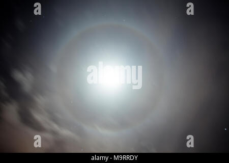 22° un halo autour de la lune pendant la nuit. Banque D'Images