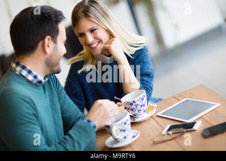 Jeune beau couple on date in coffee shop Banque D'Images