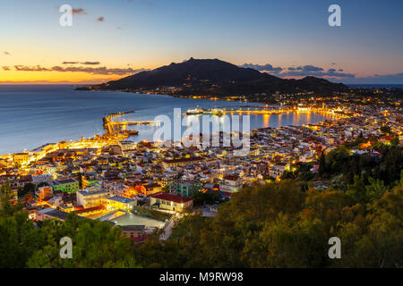 Le lever du soleil sur la ville de Zakynthos et son port, la Grèce. Banque D'Images