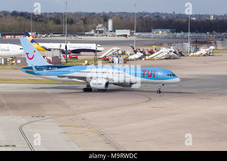 Avion de Boeing 757 200 aux couleurs de TUI Group une société allemande Voyages et tourisme et le plus grand en Europe Banque D'Images