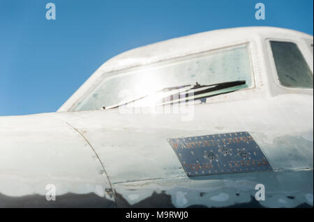 La nature prise en charge des avions Fairchild abandonnés de CATA Linea Aerea à l'aéroport de Moron dans Buenos Aires, montrant ici un détail de nez et le cockpit Banque D'Images