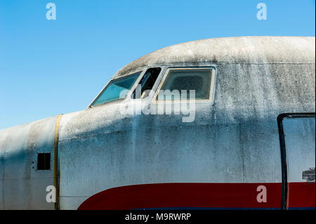 La nature prise en charge des avions Fairchild abandonnés de CATA Linea Aerea à l'aéroport de Moron dans Buenos Aires, détail du poste de pilotage Banque D'Images