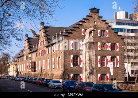 Allemagne, Cologne, le Musée de la ville de Cologne, en face d'elle la louve romaine à la fontaine romaine. Deutschland, Koeln, Koelnisches Stadtmuseum, DAV Banque D'Images