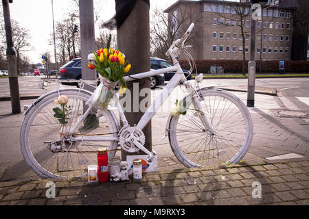 L'Europe, l'Allemagne, Cologne, ghost bike, blanc orné d'un cycliste rappelle à vélo, qui a eu un accident mortel ou grave à cet endroit, la rue Innere Banque D'Images