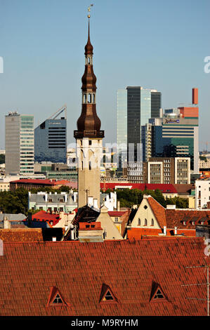 Les gratte-ciel de Tallinn sur l'arrière-plan de l'hôtel de ville de Tallinn, Estonie Banque D'Images