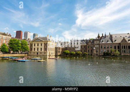 Le bâtiment du parlement, le Maurits museum et gratte-ciel dans la ville néerlandaise de La Haye Banque D'Images