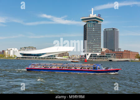 EYE Filmuseum et l'A'DAM Lookout Tower sur 't IJ river sur une journée ensoleillée à Amsterdam Noord dans les Pays-Bas. Banque D'Images