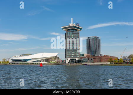 EYE Filmuseum et l'A'DAM Lookout Tower sur 't IJ river sur une journée ensoleillée à Amsterdam Noord dans les Pays-Bas. Banque D'Images