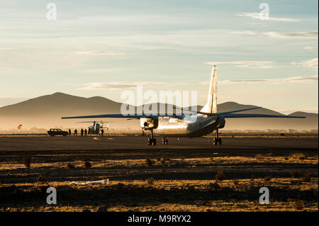 XIAM MA-60 de l'aéronef Transporte Aereo Militar de La Airforce bolivien avec FAB-96 inscription au lever du soleil, sur l'aéroport d'Uyuni, Bolivie Banque D'Images