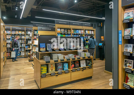 Washington, DC - la librairie Amazon à Washington en quartier de Georgetown. Le magasin a ouvert ses portes dans une librairie Barnes & Noble. Il afficher Banque D'Images