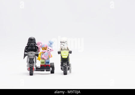 Dark Vador lego moto équitation avec n-pop girl et Storm Trooper. Banque D'Images