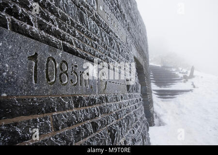 Sommet du Mont Snowdon Cafe, dans des conditions hivernales, Snowdonia, le Nord du Pays de Galles, Royaume-Uni Banque D'Images