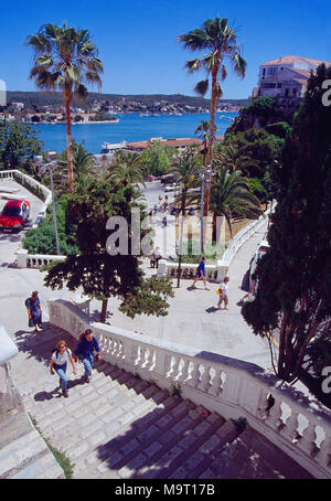 Escalier et vue sur le port. Mahon, Menorca island, Îles Baléares, Espagne. Banque D'Images