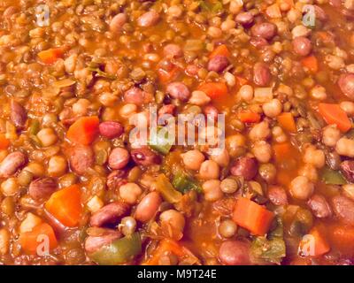 Les haricots cuits en sauce tomate.Vue de dessus bon nice Banque D'Images