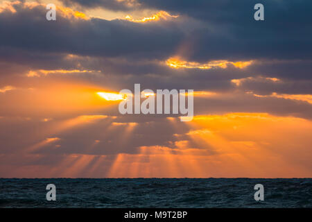 Coucher de soleil avec des rayons divins sur le golfe du Mexique en Floride Venise formulaire Banque D'Images