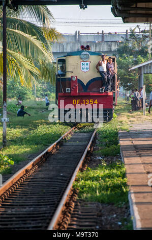 Une vieille locomotive diesel est d'arriver à la gare de Bago au Myanmar Banque D'Images